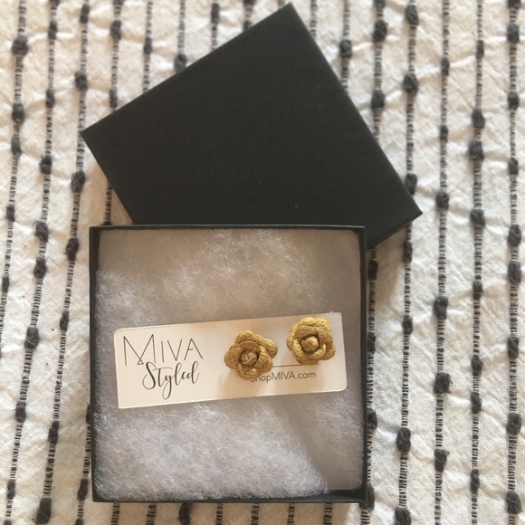 Floral Earrings - Picture 2 of 3